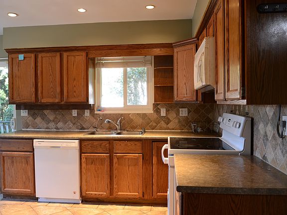 5th image of 6759 Carncross Cres