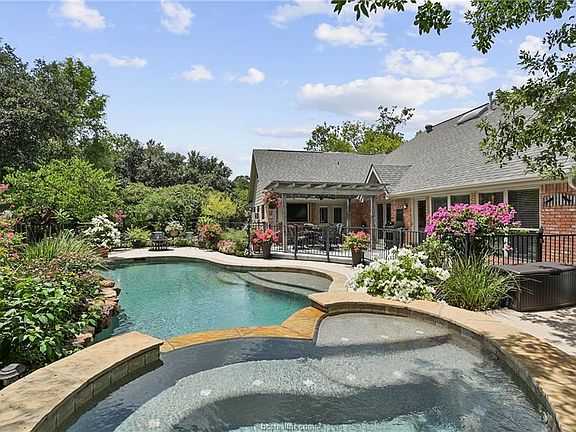 4th image of 2800 Meadow Briar Cir