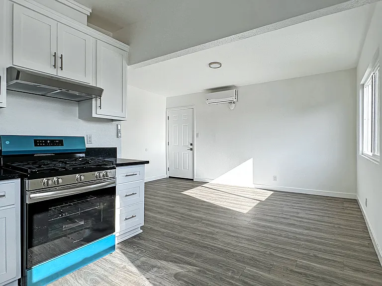 637 E 23rd St #4 — Photo 7