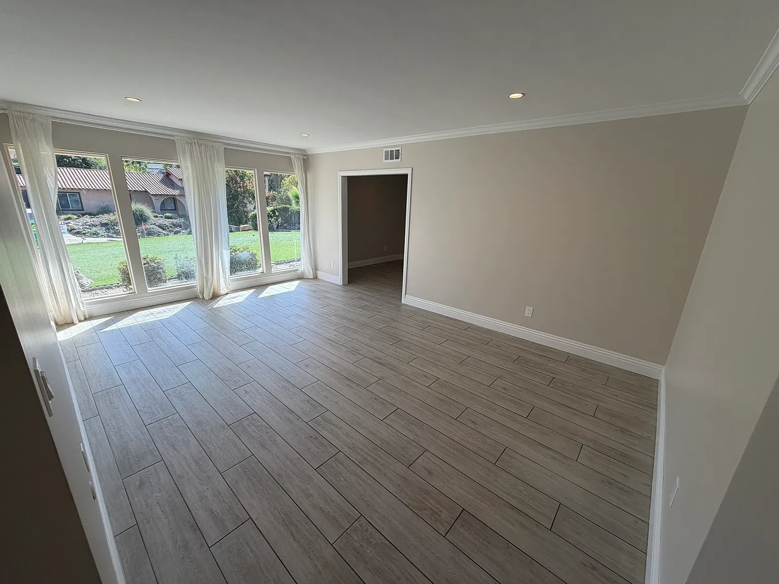 4 bed, 2.5 bath, 2382 sqft, $7,495 — Photo 2