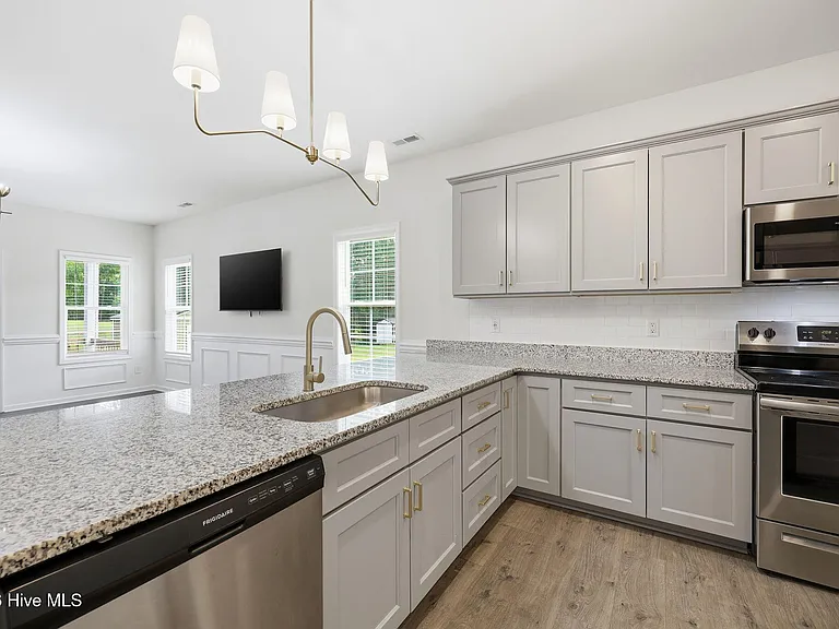 105 Village Dr — Photo 20