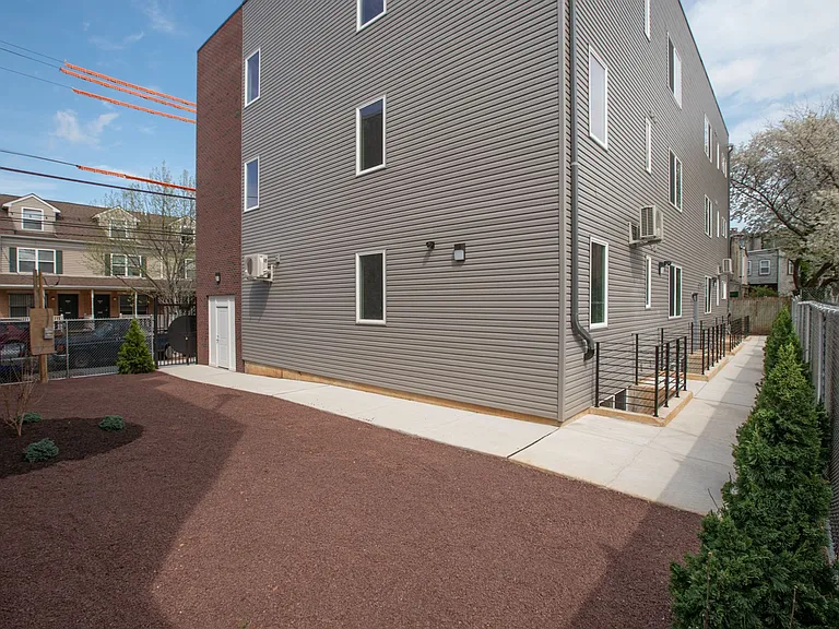 Brand New Modern Apartments — Photo 2