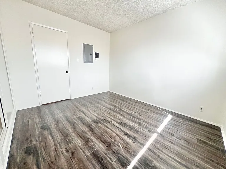 Top-Floor 1 Bedroom in Quiet Bluff Heights Courtyard Complex — Photo 11