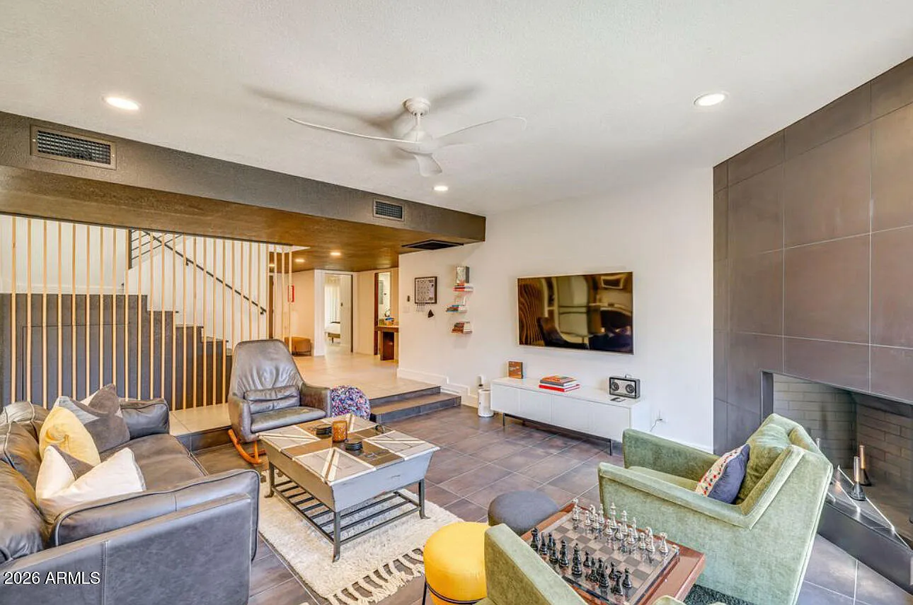 3 bed, 2.0 bath, 2046 sqft, $5,000 — Photo 3