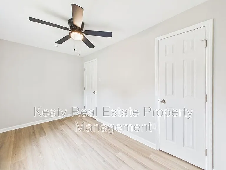 908 Saint Charles St — Photo 12