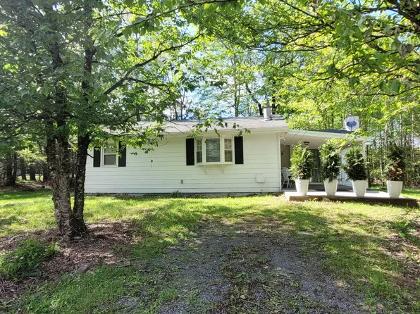 7 Holiday Ct, Albrightsville, PA 18210