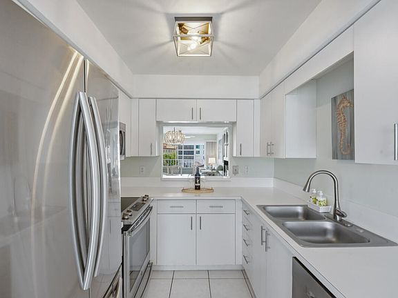 5th image of 919 Huron Ct Unit 301