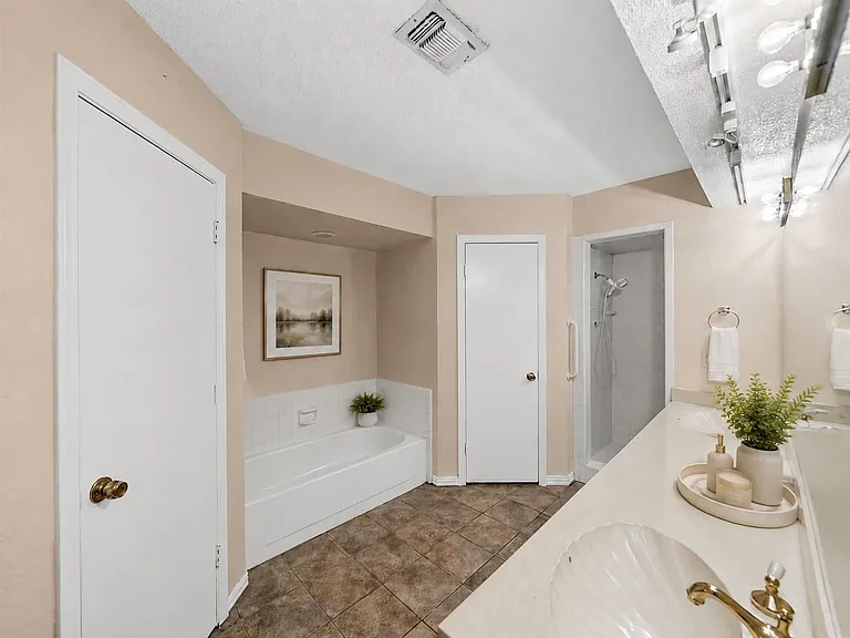 422 Woodhollow Dr — Photo 17