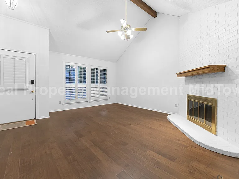 621 Windgate Ct — Photo 2