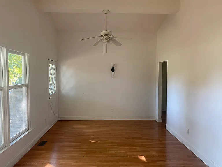 1425 S Northern Blvd — Photo 4