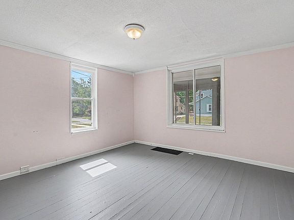 5th image of 553 Ely St