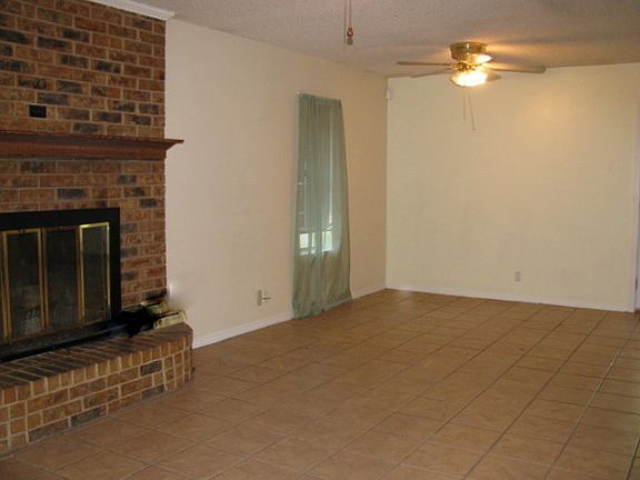 3rd image of 205 Pin Oak Dr