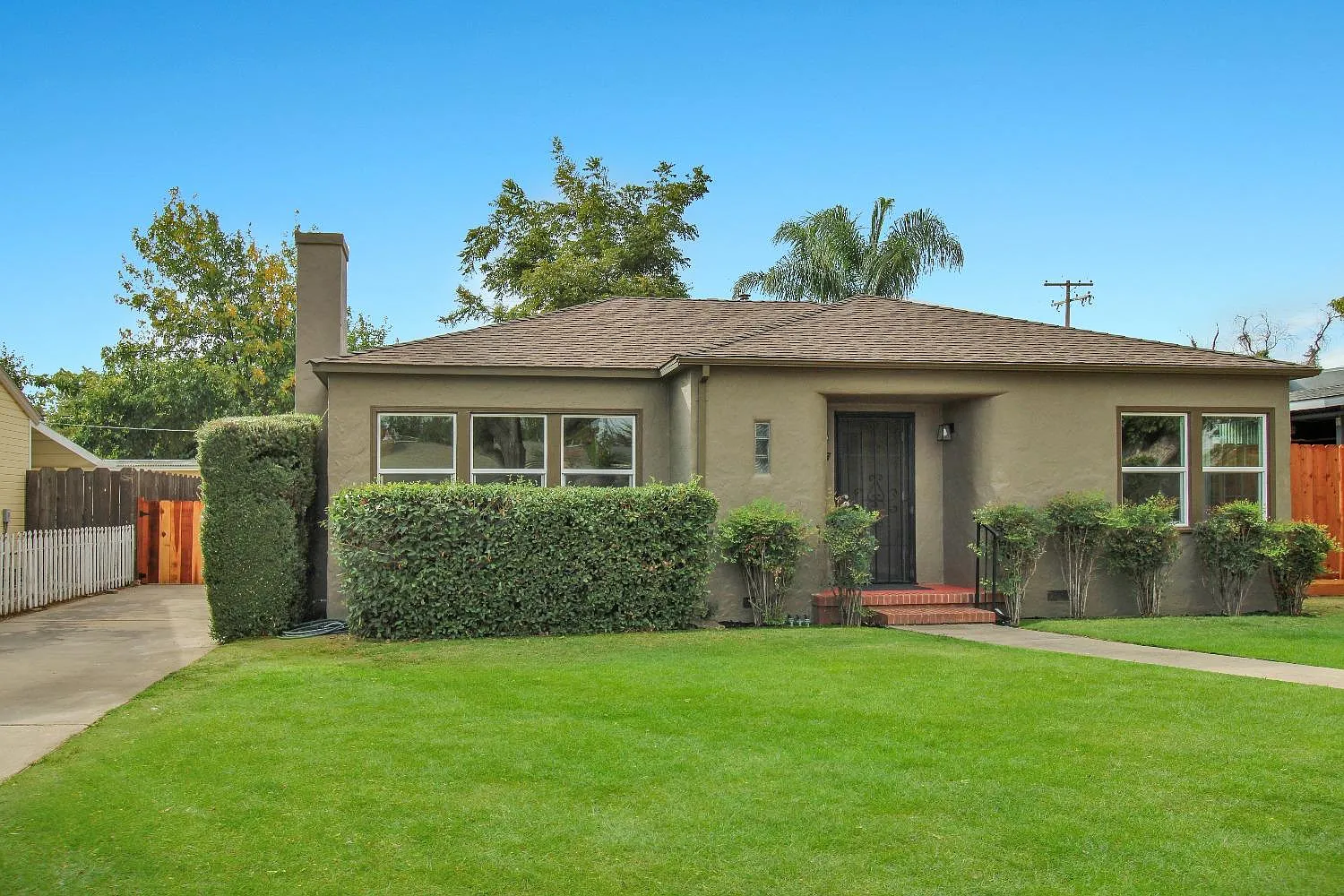 327 Santa Barbara Ave photo 1