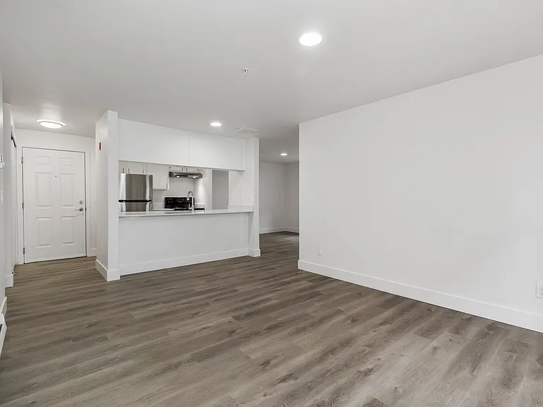 1022 N 192nd St — Photo 31