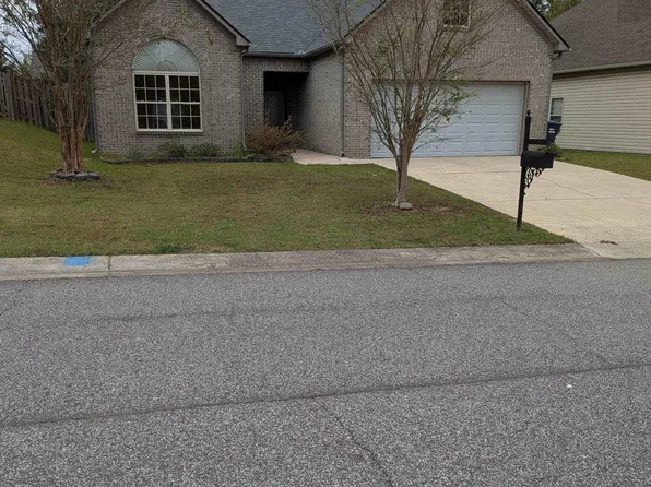 688 Waterford Ln, Calera, AL 35040