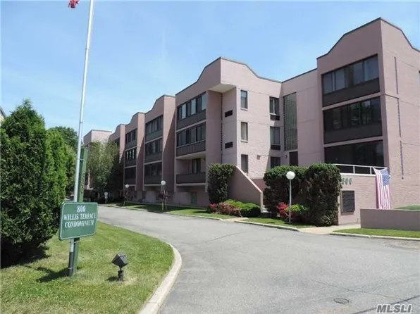 800 Willis Ave, Albertson, NY 11507