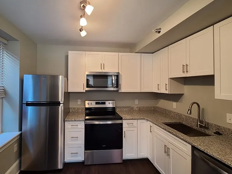 1019 Park Pl #1B — Photo 2