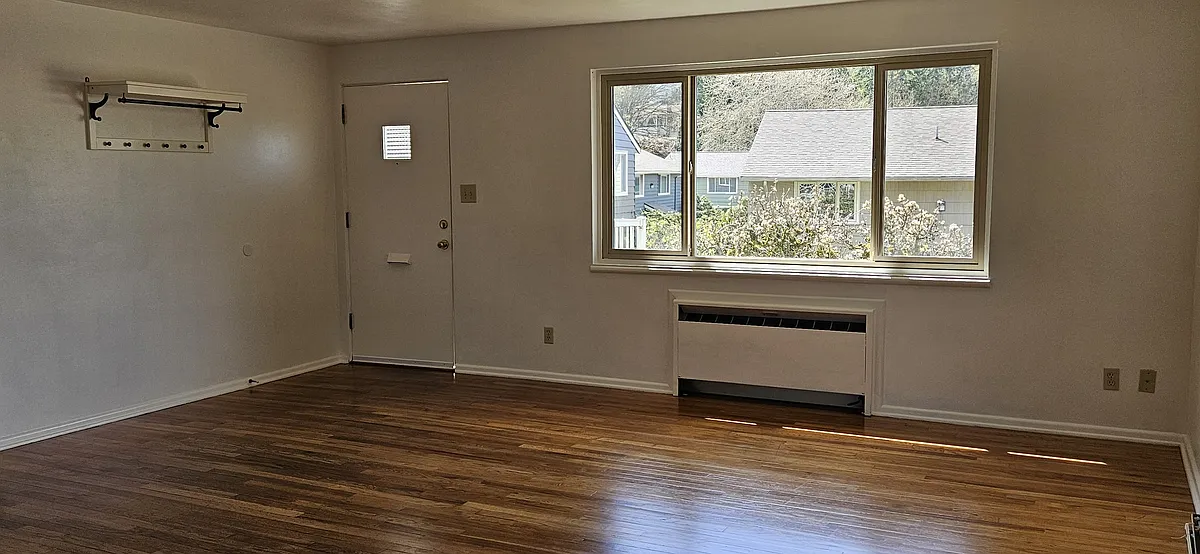 Entry/Living room. - 901 N Forest St #142