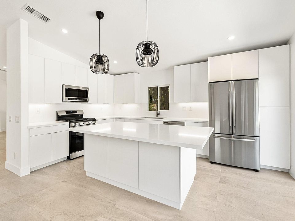 Kitchen/ island