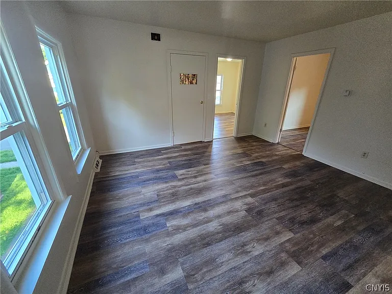 112 Helen St — Photo 5