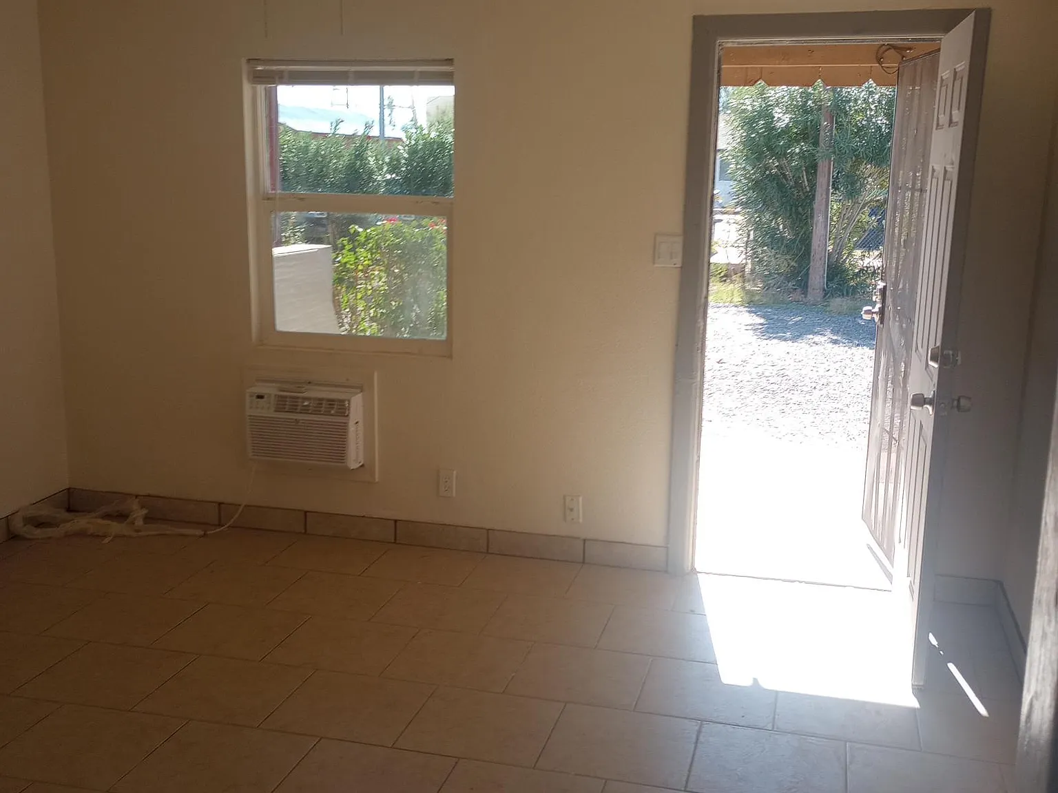 Studio, 350 sqft, $750 — Photo 3