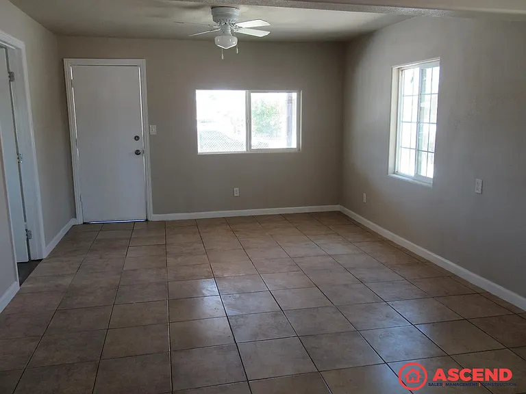 2329 Nelson St — Photo 2