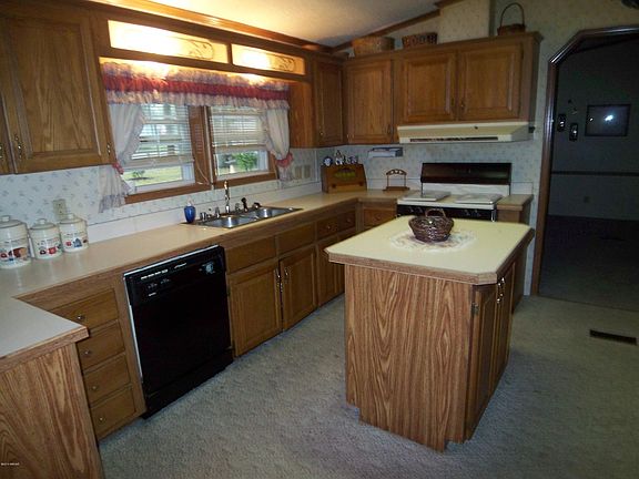 2nd image of 805 Hawthorn Ln