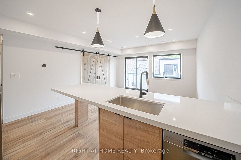 Toronto House for rent - 3 Bedrooms — photo 3