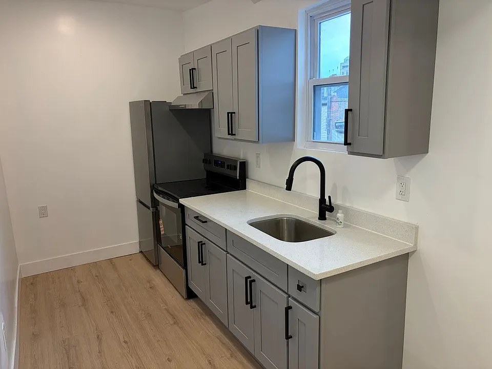 31 Van Zandt St #3