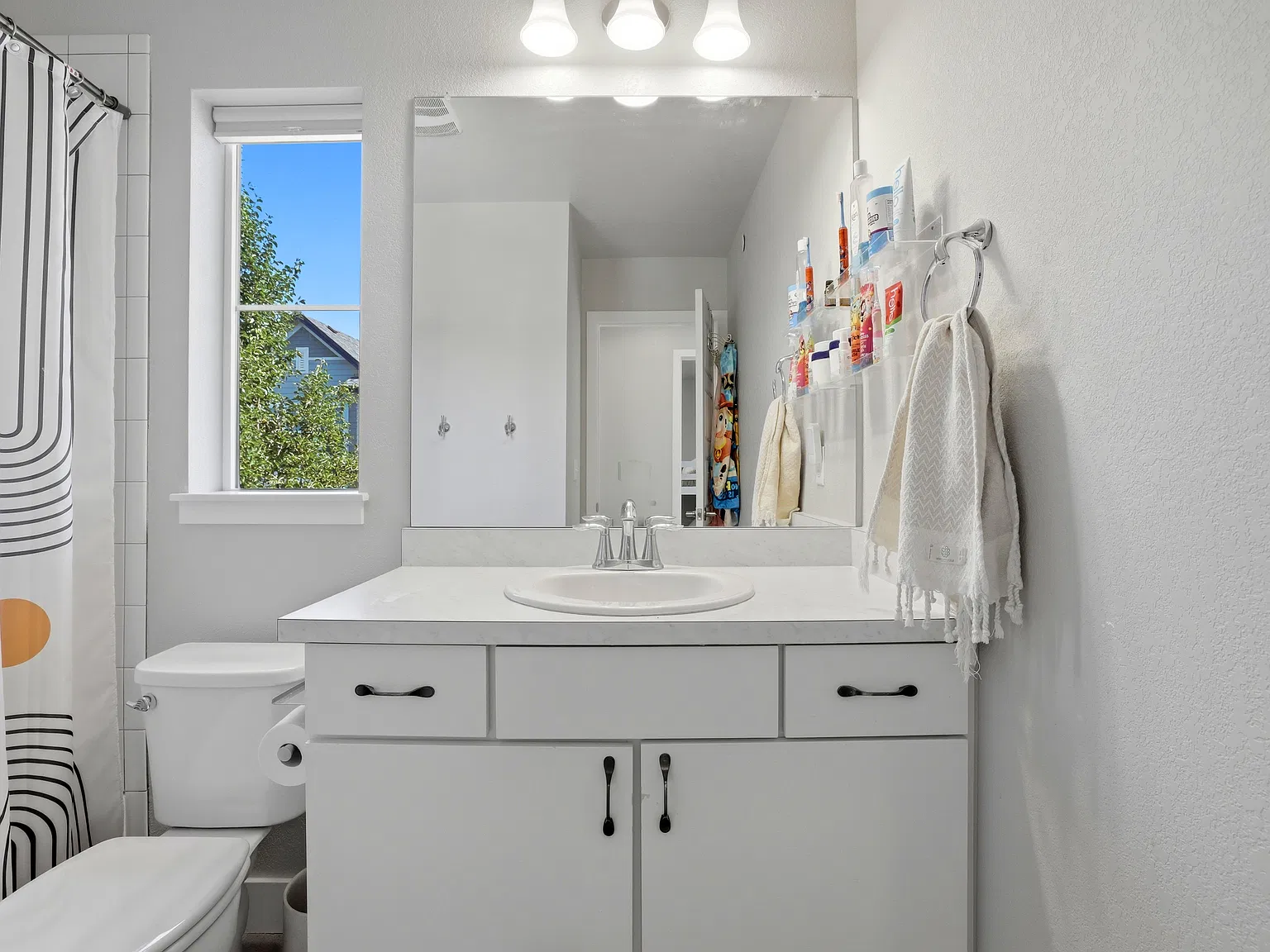 3 bed, 2.5 bath, 1943 sqft, $3,300 — Photo 3