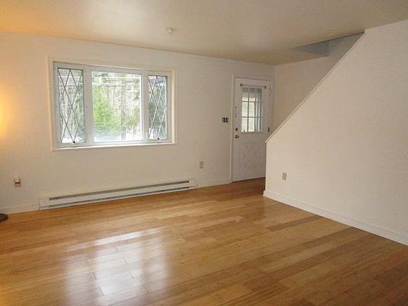3rd image of 534 Hemlock Dr #B