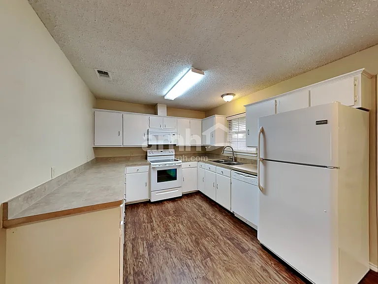 105 S Winding Oaks Dr — Photo 3