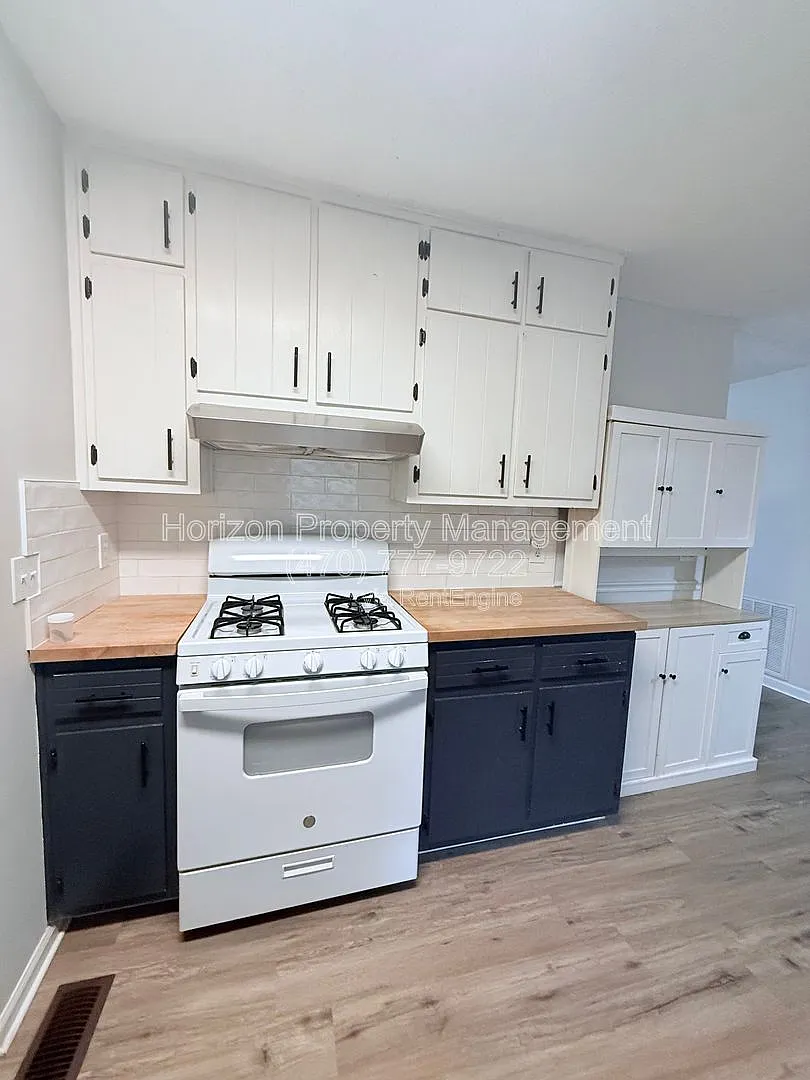 3 bed, 1.0 bath, 1072 sqft, $1,799 — Photo 3