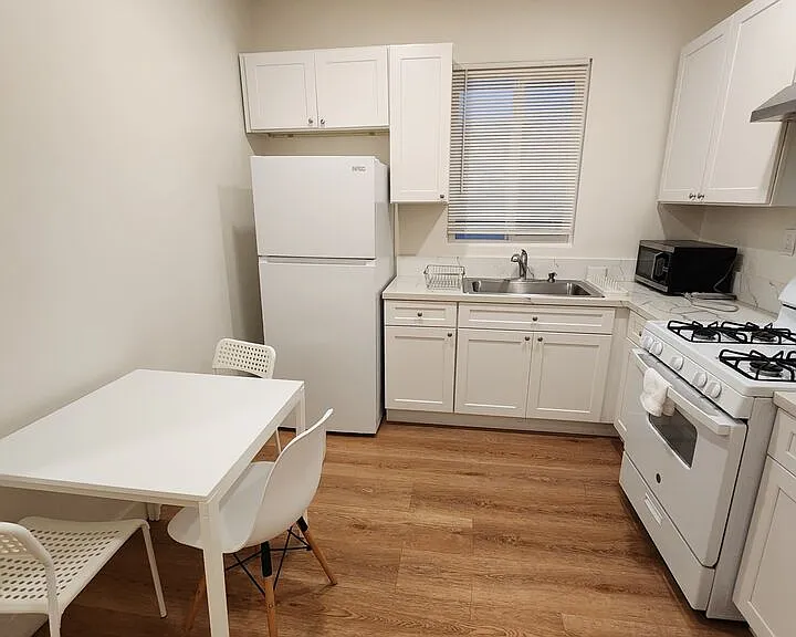 341 S Western Ave #2 — Photo 2