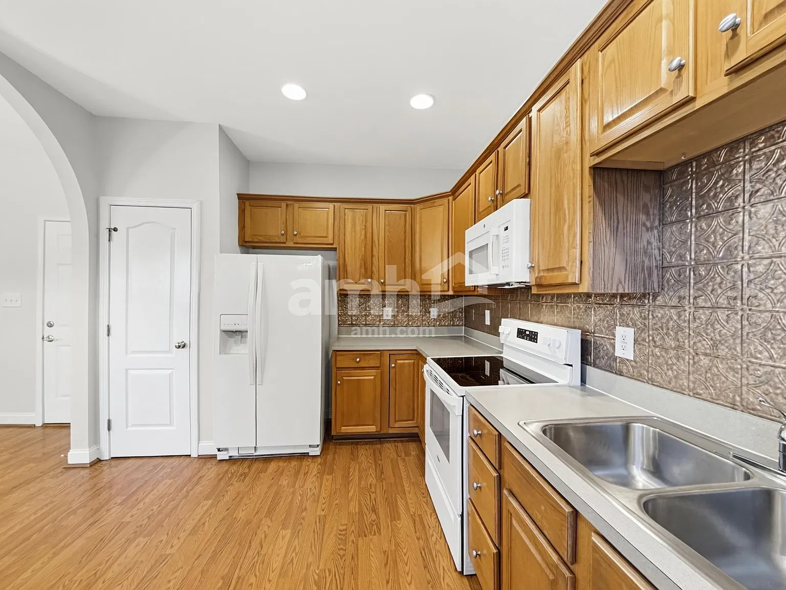 4 bed, 2.5 bath, 2295 sqft, $2,395 — Photo 4