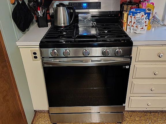 4th image of 192 Tupper Way