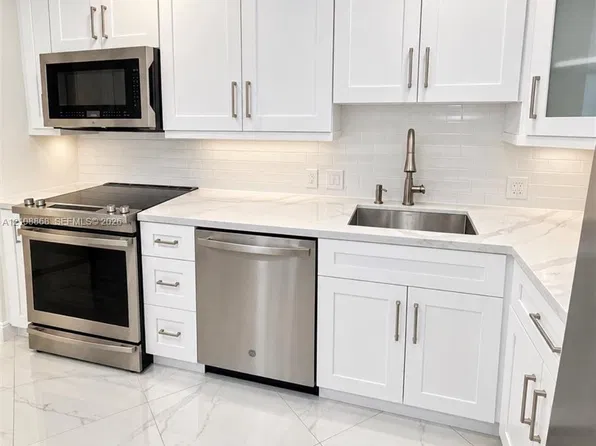 3301 N Country Club Dr, Aventura, FL