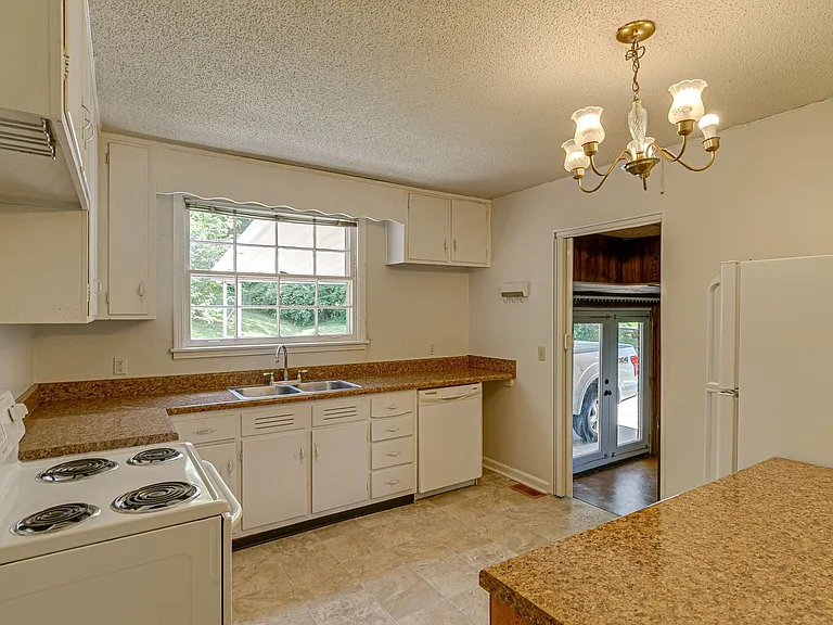 4824 Lynn Dr — Photo 8