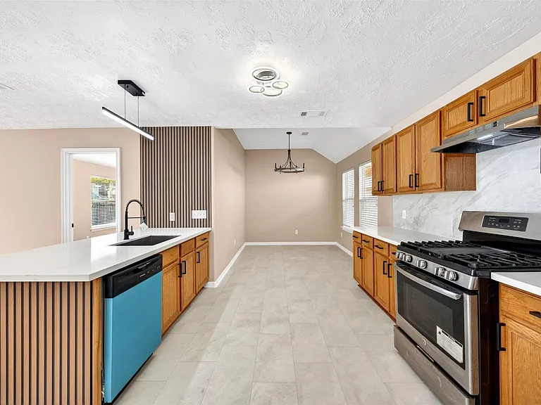 15014 Middle Oaks Blvd — Photo 17