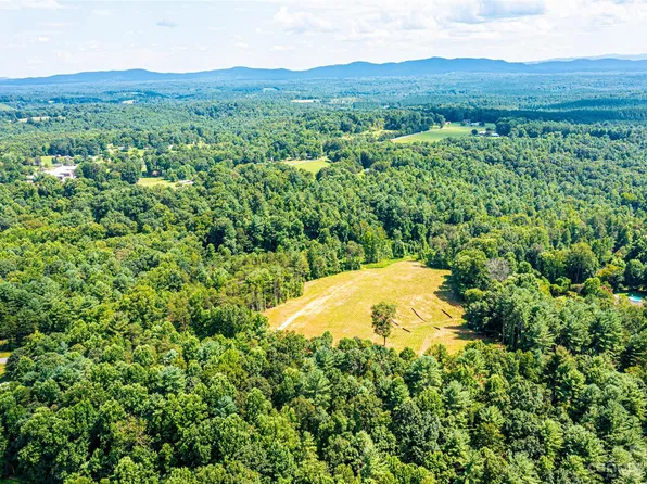 3130 Green Haven Dr, Morganton, NC 28655