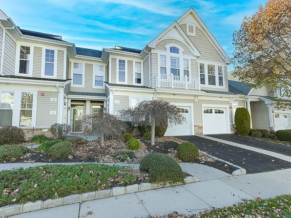 63 Symphony Dr, Lake Grove, NY 11755