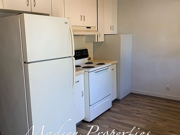 5th image of 993 East Ave APT B