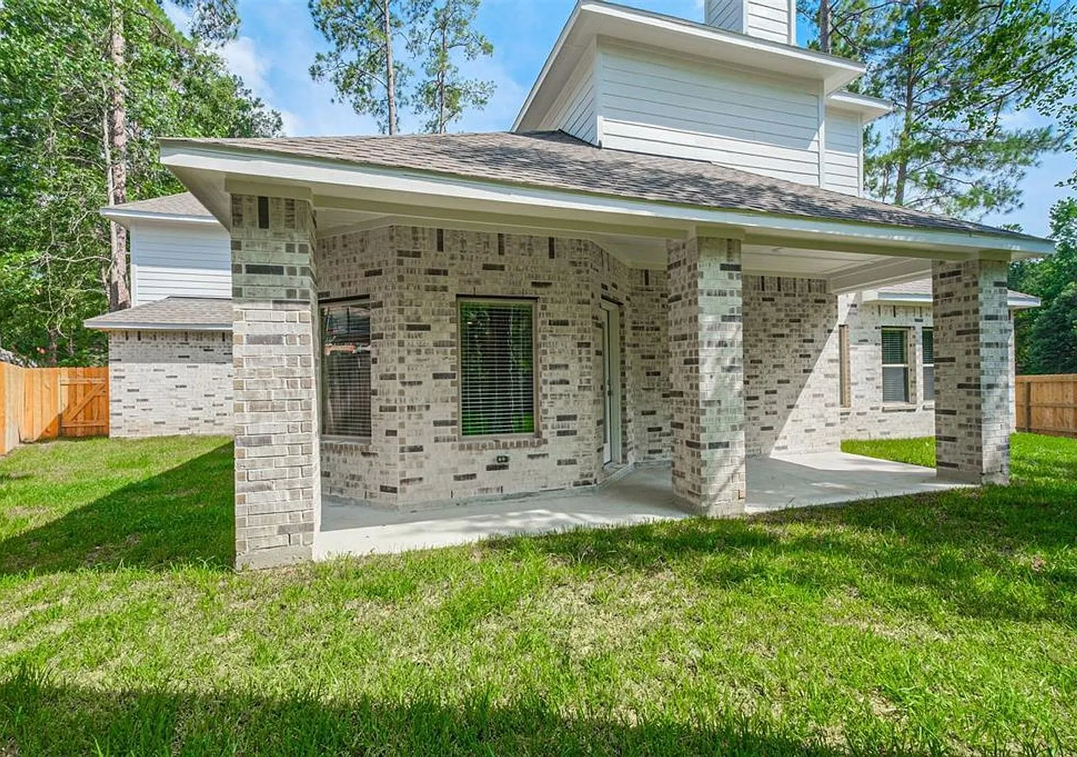 Spacious 4-Bed Home in The Woodlands Area 15 Lantana Trl — Photo 2