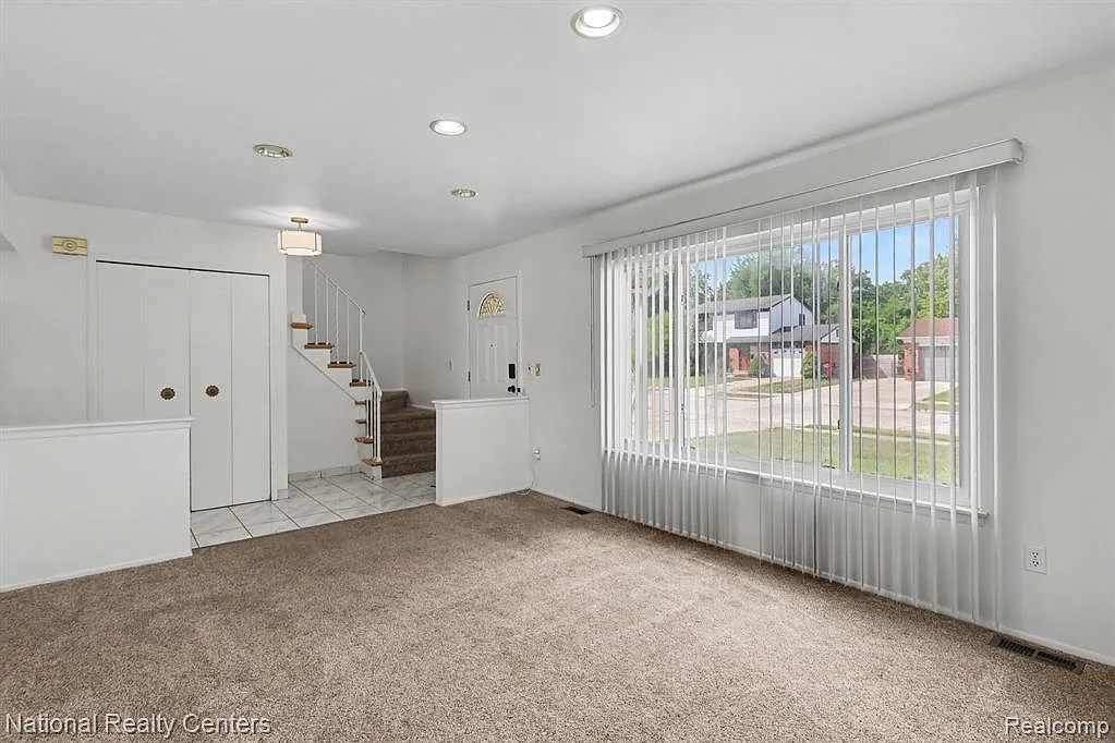 3 bed, 1.5 bath, 2151 sqft, $2,100 — Photo 4