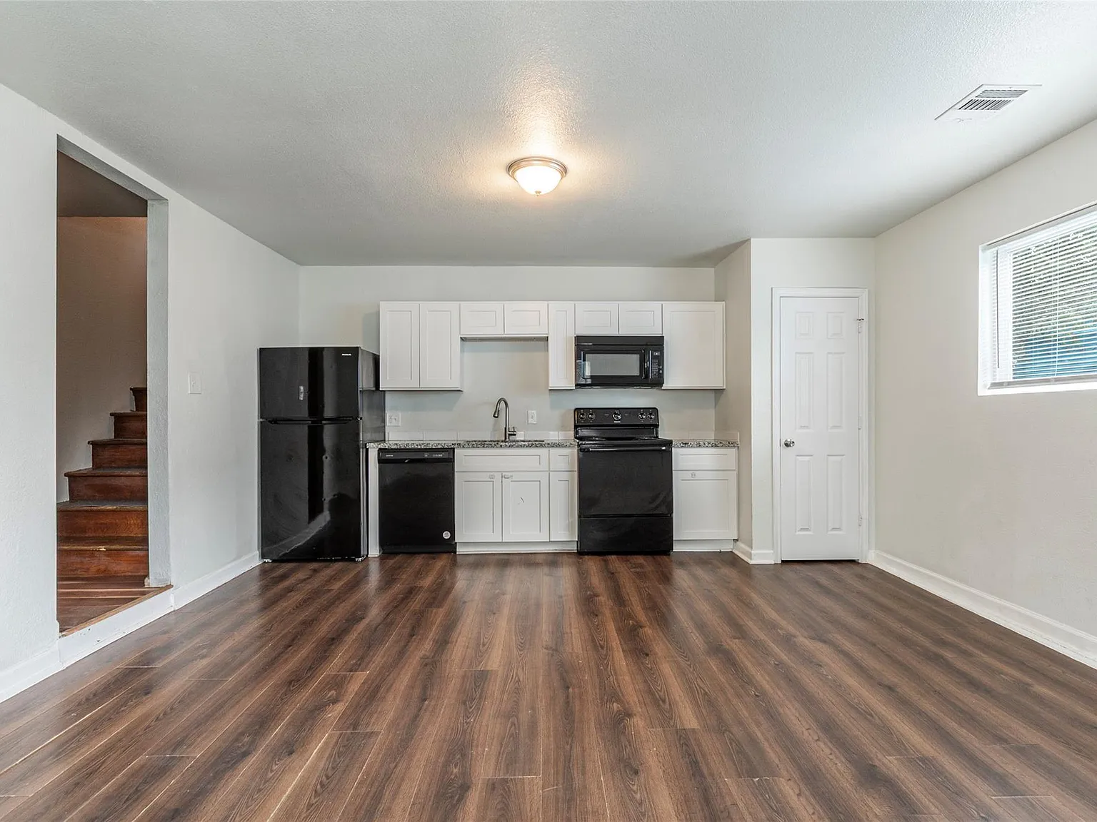 2 bed, 1.0 bath, 2358 sqft, $1,250 — Photo 3