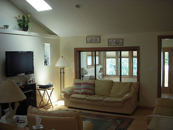 Living Rm w/skylight