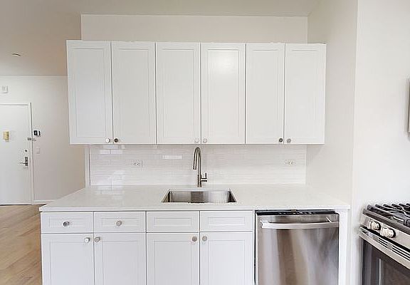 5th image of 15 Park Row APT 21M