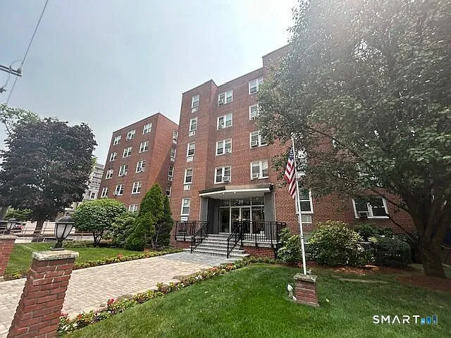 2 bed, 1.0 bath, 978 sqft, $2,400 — Photo 1