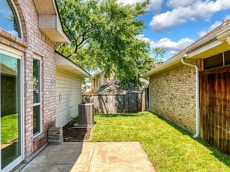 1329 Maywood Ct — Photo 23
