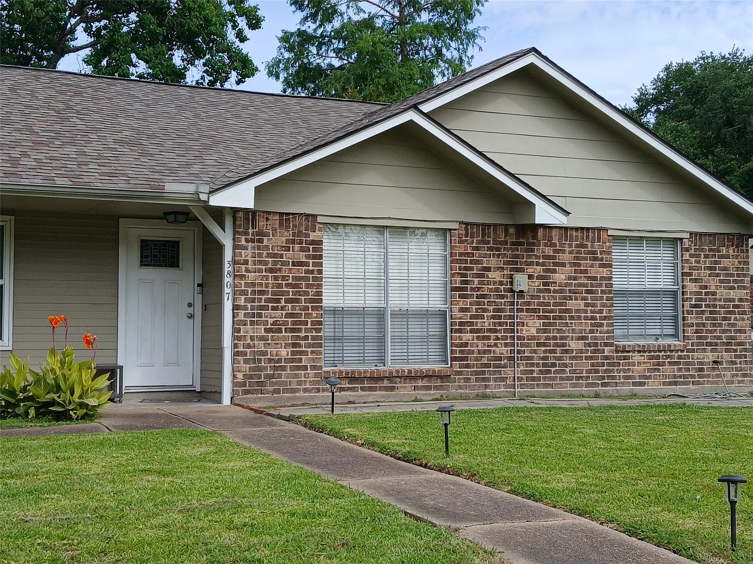 3 bed, 2.0 bath, 1080 sqft, $1,550 — Photo 3